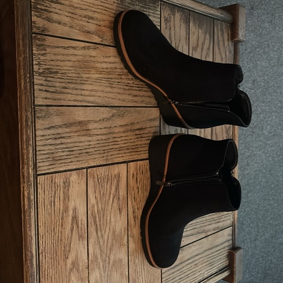 Brand New never been worn. Size 8 Ankle Wdge Boot. - Picture 4 of 7